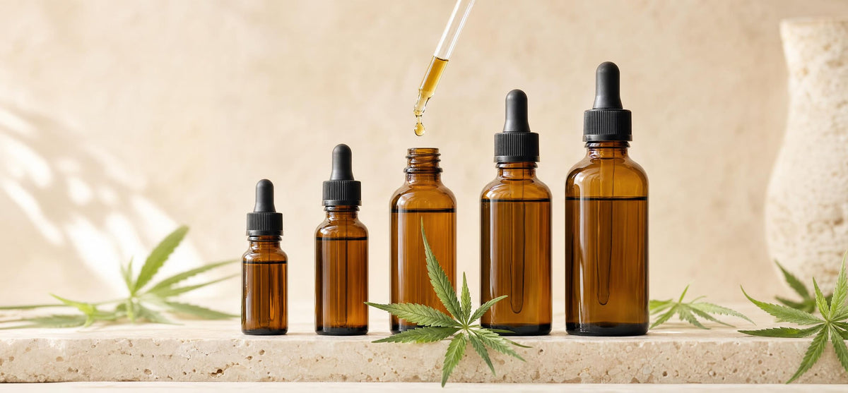 Frascos de aceite de CBD de diferentes concentraciones con cuentagotas y hojas de cáñamo
