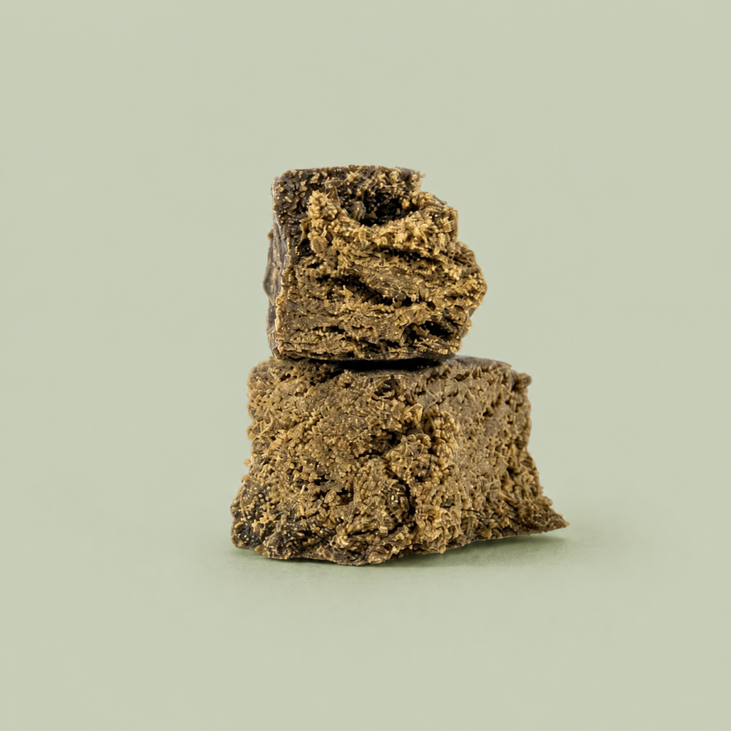Résine CBD Caliplate sur fond vert sauge
